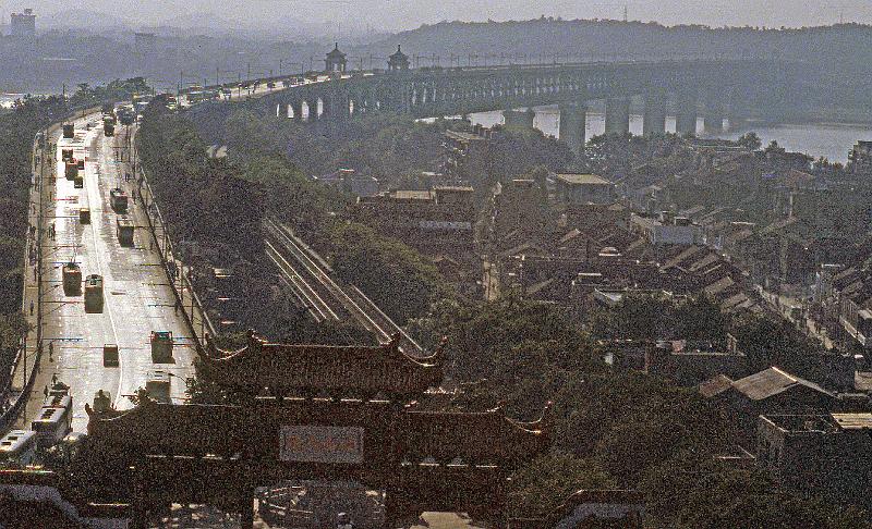 China-23-Seib-1986.jpg - Wuhan, Hubei province, and the Yangtse bridge, view from the Hong Shan pagoda (© Roland Seib)