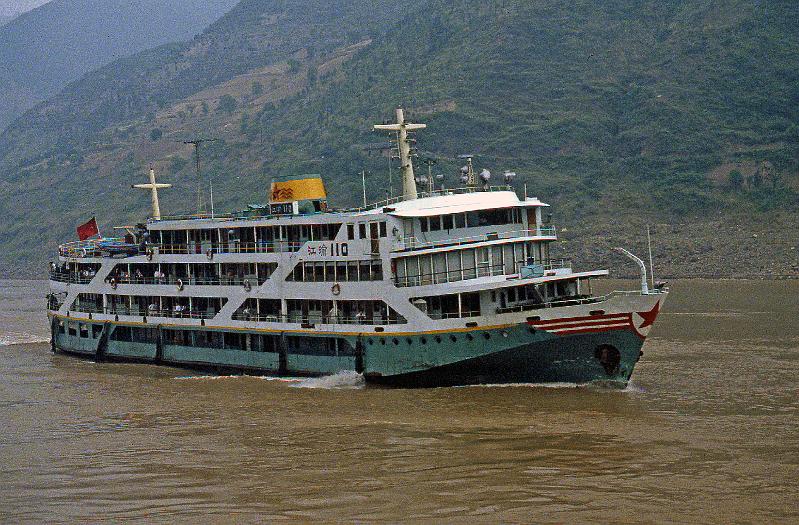 China-25-Seib-1986.jpg - Liner “The East is red” for the 70 hours trip from Wuhan to Chongqing (© Roland Seib)
