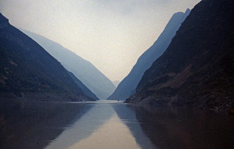 China-30-Seib-1986.jpg - Three Gorges along the Yangtze River, Hubei Province (© Roland Seib) (for a map of the area today see: http://www.maps-of-china.net/tourism_map/t_yangtzemap.html)