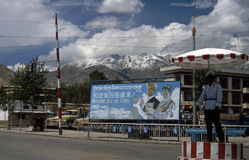 China-40-Seib-1986.jpg - Welcome to Lhasa (3650 m)(© Roland Seib)