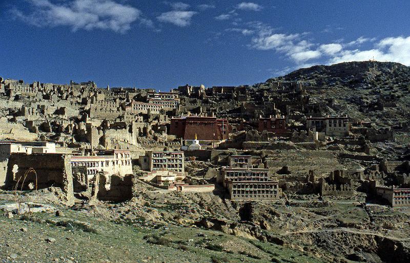 China-49-Seib-1986.jpg - Monastery Ganden, founded in 1409, at an altitude of 4,300m, completely destroyed during the rebellion of 1959 by  the Red Guard, located 35 km from Lhasa (© Roland Seib)