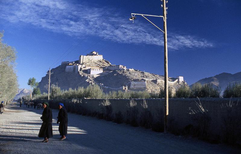 China-58-Seib-1986.jpg - The town Gyangtse with the Dzong Fortress (© Roland Seib)