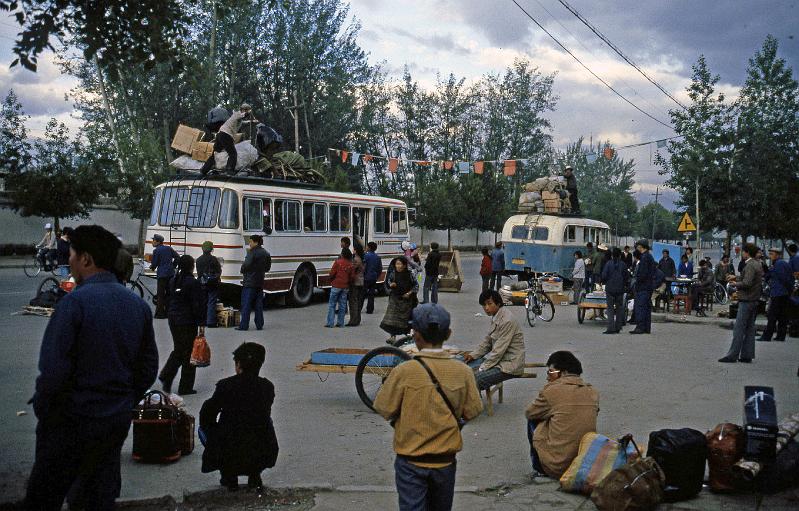 China-64-Seib-1986.jpg - Bus station of Lhasa (© Roland Seib)