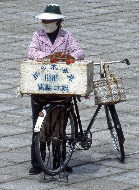 China-65-Seib-1986.jpg - Seller in front of the central station in Golmud (© Roland Seib)