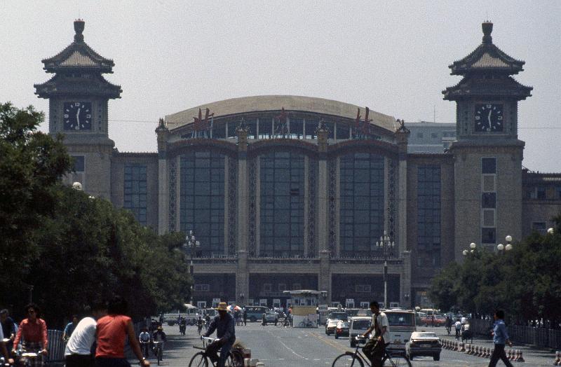 China-73-Seib-1986.jpg - Central station Beijing (© Roland Seib)