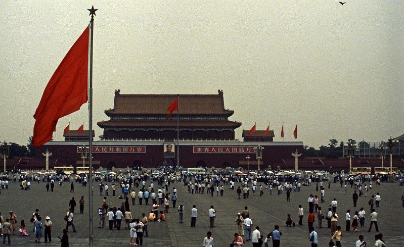 China-75-Seib-1986.jpg - Part of Tian'anmen Square in front of the Tian´anmen Gate, center of the 4 June 1989 protests (the Tian´anmen Square massacre), located in the middle of Beijing (© Roland Seib)