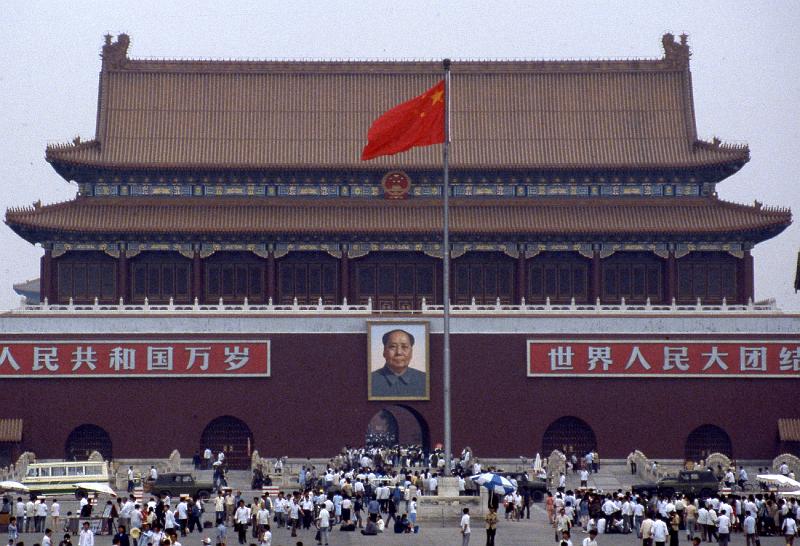 China-76-Seib-1986.jpg - Tian'anmen (Gate of Heavenly Peace) north of Tian´anmen Square, entrance to the Imperial City, within which the Forbidden City was located  (© Roland Seib)