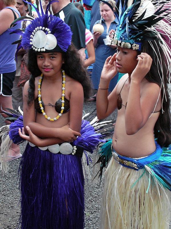 Cook-27-Seib-2011.jpg - Members of the Cook Islands Cultural Arts Theatre Dance Troupe, Punanga market (Photo by Roland Seib)