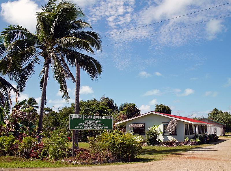 Cook-51-Seib-2011.jpg - Aitutaki administration (Photo by Roland Seib)