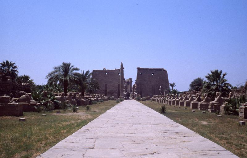 Egypt-23-Seib-1980.jpg - Luxor Temple (Photo by Roland Seib)