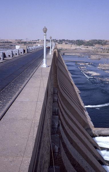 Egypt-33-Seib-1980.jpg - The old Aswan Dam (opened in 1902)(Photo by Roland Seib)