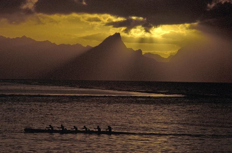 FranzPoly-11-Seib-1994.jpg - Rowers in the sunset of Moorea (© Roland Seib)