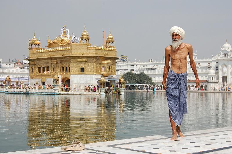 India-27-WikiCommons.jpg - Sikh pilgrim at the Golden Temple, Wikipedia Commons (source: http://upload.wikimedia.org/wikipedia/commons/4/41/Sikh_pilgrim_at_the_Golden_Temple_%28Harmandir_Sahib%29_in_Amritsar%2C_India.jpg; accessed 25.1.2011)