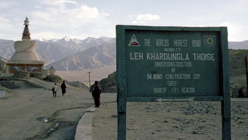 India-53-Seib-1978.jpg - Highest road with 5,602m (© Roland Seib)