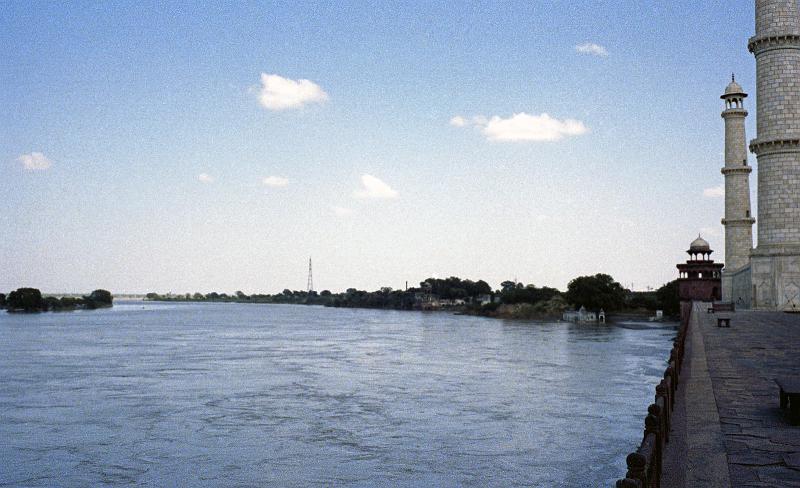 India-63-Seib-1978.jpg - River Yamuna behind Taj Mahal (© Roland Seib)