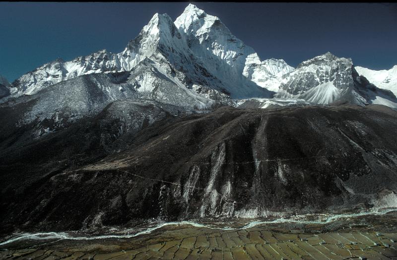 India-76-Kugler.jpg - Ama Dablam (6,856 m) near Dingpoche (© Werner Kugler)