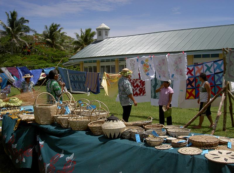 Niue-04-Thode-Arora.JPG - Display of weavings and bedcovers at Tamakautoga Show Day, Dec. 2003 (© Hilke Thode-Arora)
