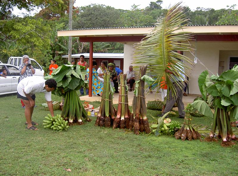 Niue-13-Thode-Arora.JPG - Setting up the harvest for Thanksgiving (Fakaaue Tau), Makefu, Jan. 2004 (© Hilke Thode-Arora)