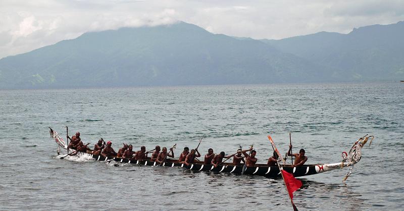 PNG2-04-Seib-2012.jpg - Competing canoe with warriors in traditional dress (Photo by Roland Seib)