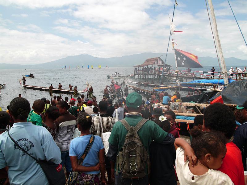 PNG2-05-Seib-2012.jpg - Large attendance at the race of the canoes (Photo by Roland Seib)