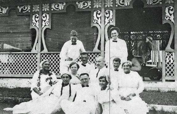PNG7-28.jpg - Hotel “Fürst-Bismarck“, staff of the hotel, Kokopo, July 1900 (source: http://www.pngaa.net/Photo_Gallery/QueenEmma/photo25.html; 13.2.2013)
