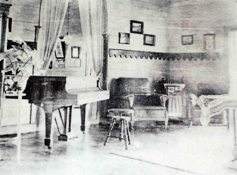 PNG7-36.jpg - Interior of Gunantambu: the famous piano in the living room (source photo: East New Britain Historical and Cultural Centre, Kokopo)(Photo by Roland Seib)