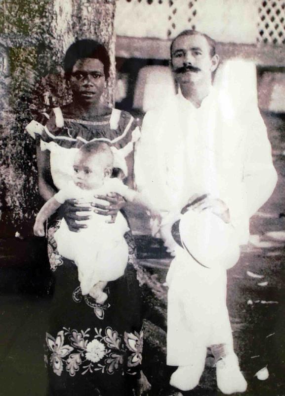 PNG7-45.jpg - Governor Dr Albert Hahl, then still a judge, with his local wife and child (source photo: exhibition “Tupela Poroman”, East New Britain Historical and Cultural Centre, Kokopo) (Photo by Roland Seib)