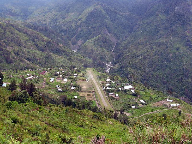Papua1-13-Zoellner.jpg - Angguruk village around the airstrip, Yahukimo regency, Highlands (2011)(Photo by Siegfried Zöllner)