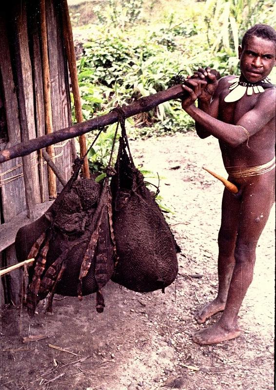 Papua1-25-Zoellner.JPG - Sacred nets, contain leaves that were used in an initiation ceremony (muruwal) many years ago, Muhumu near Angguruk, Yahukimo regency, Highlands (1970)(Photo by Siegfried Zöllner)