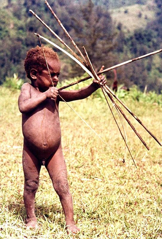 Papua1-32-Zoellner.JPG - Yali child playing with bow and arrows, Angguruk, Yahukimo regency, Highlands (1965)(Photo by Siegfried Zöllner)