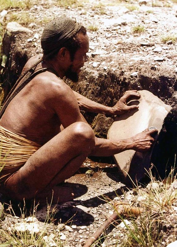 Papua1-33-Zoellner.jpg - A Yali man sharpening his stone axe, Angguruk, Yahukimo regency, Highlands (1967)(Photo by Siegfried Zöllner)