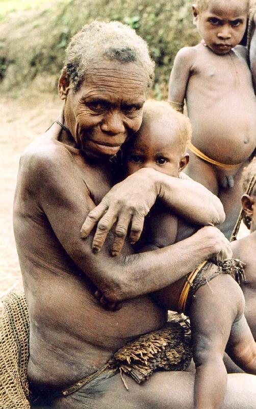 Papua1-34-Zoellner.JPG - Yali grandmother with her grandchild, Angguruk, Yahukimo regency, Highlands (1971)(Photo by Siegfried Zöllner)