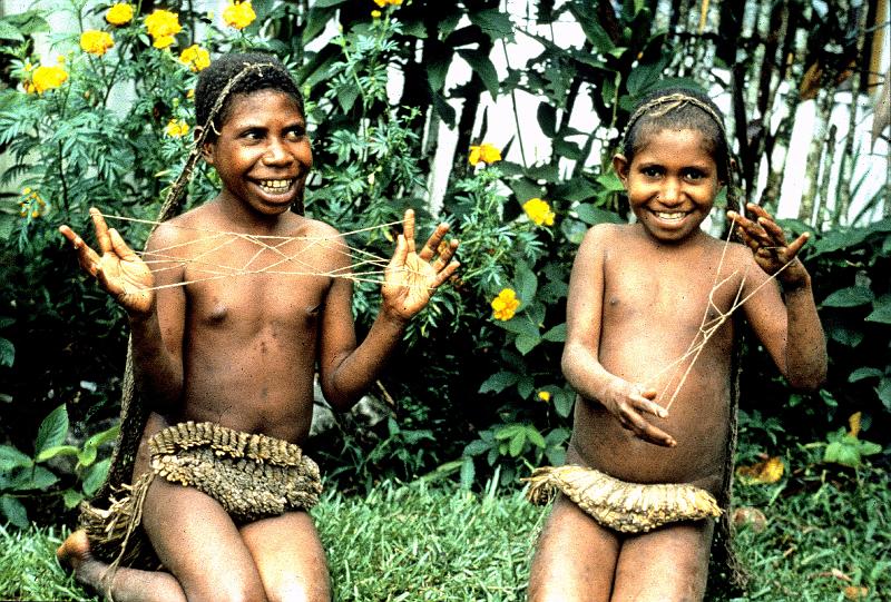 Papua1-36-Zoellner.jpg - Yali children, playing with thread, Angguruk, Yahukimo regency, Highlands (1973)(Photo by Siegfried Zöllner)