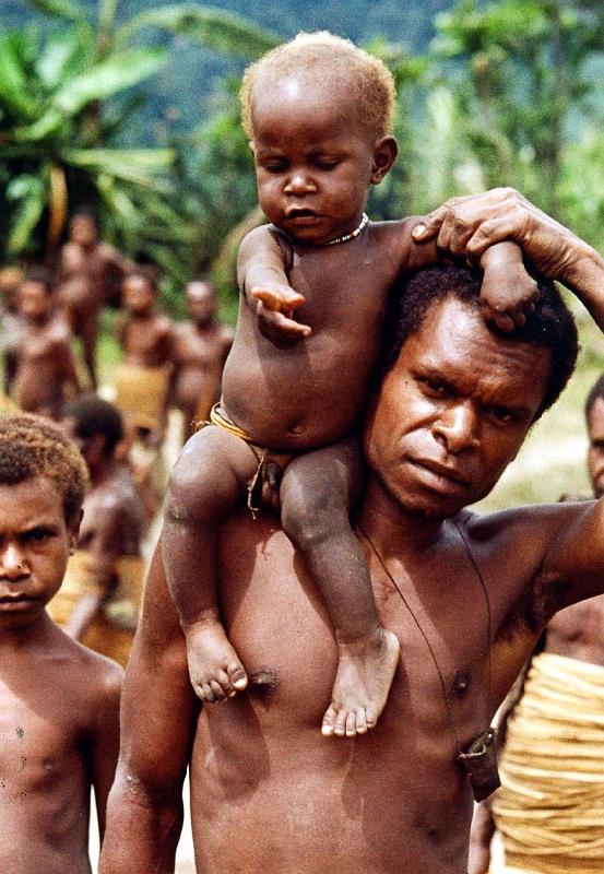 Papua1-37-Zoellner.jpg - Yali man carrying a child, Angguruk, Yahukimo regency, Highlands (1973)(Photo by Siegfried Zöllner)