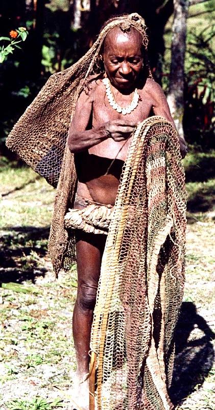 Papua1-40-Zoellner.JPG - Yali woman making a net, Angguruk, Yahukimo regency, Highlands (1973)(Photo by Siegfried Zöllner)