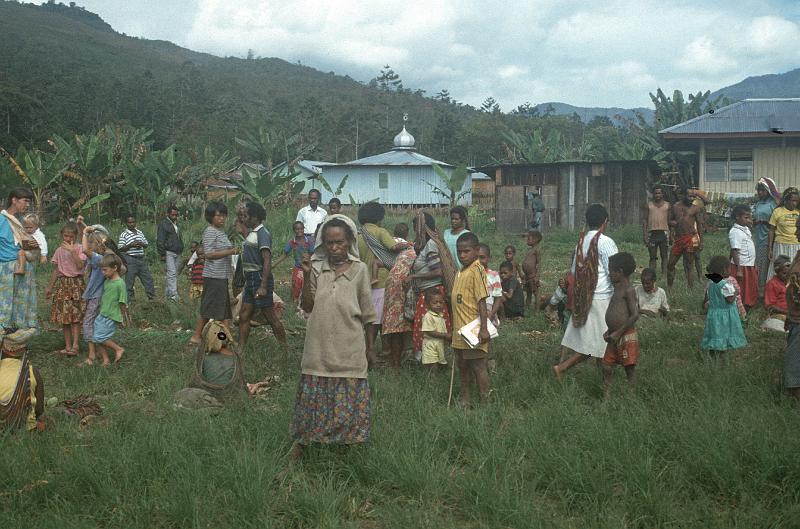 Papua1-63-Zoellner.jpg - Front: Village market in Bokondini, Jayawijaya Regency; background: the
local mosque (1999)(Photo by Friedrich Tometten)