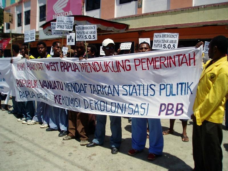 Papua1-75-Zoellner-2008.jpg - Demonstration against the Indonesian Government in Jayapura. The poster says: “We, the people of Papua, support the government of the Republic of Vanuatu in its effort to register West Papua at the Commission for Decolonisation of the UN” (Photo received via Siegfried Zöllner 2008)