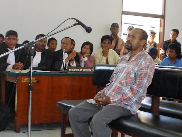 Papua1-76-Zoellner.jpg - Court session in Jayapura: Selfius Bobii accused of treason (Photo received via Siegfried Zöllner 2006)
