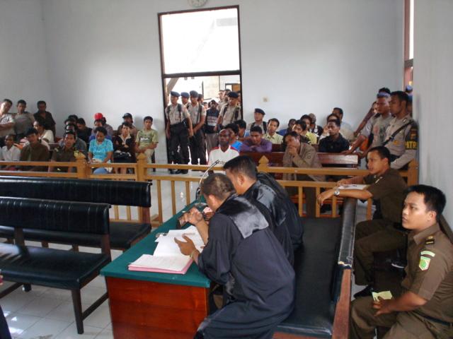 Papua1-77-Persidangan.jpg - The Court Building and even the Session room is heavily guarded by the police (Photo received via Siegfried Zöllner 2006)