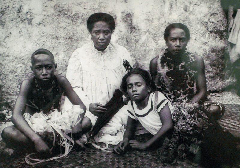 Samoa-46-Seib-2011.jpg - Wife and family of exiled chief. In the troubled years leading to partition and colonisation a number of high-ranking people were exiled by the British and the Germans. Tufutafoe, Savai´I 1898 (source photo and explanation: Museum of Samoa, Apia)(Photo by Roland Seib)
