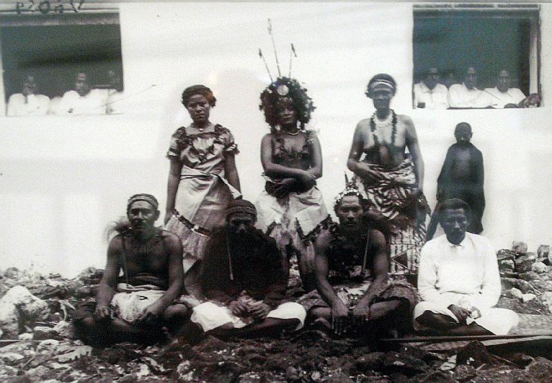 Samoa-48-Seib-2011.jpg - Group of chiefs and women of rank, Satupa´itea, Savai´I, 1898 (source photo and explanation: Museum of Samoa, Apia)(Photo by Roland Seib)