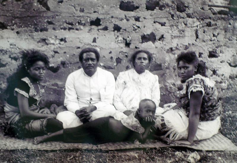 Samoa-49-Seib-2011.jpg - Methodist teacher with his family, Safune, Savai´I 1898(source photo and explanation: Museum of Samoa, Apia)(Photo by Roland Seib)
