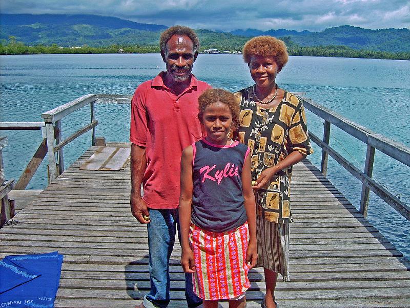 Solomons-06-Feldmann-2006.jpg - Chief Thomas D. Bataiasi with family members, Busu cultural village (© Martin Feldmann)
