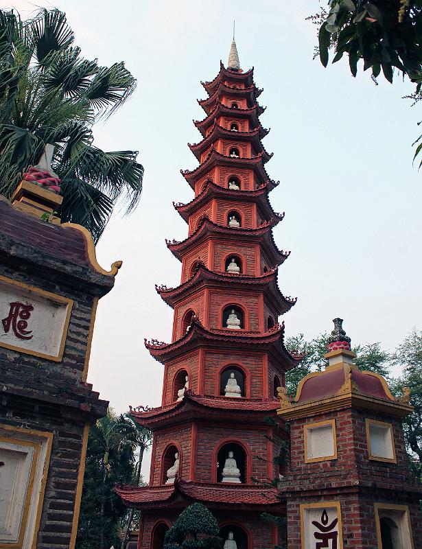 Vietnam-08-Unterkoefler-2013.jpg - Tran Quoc pagoda at lake Hanoi (Photo by Alexander Unterköfler)