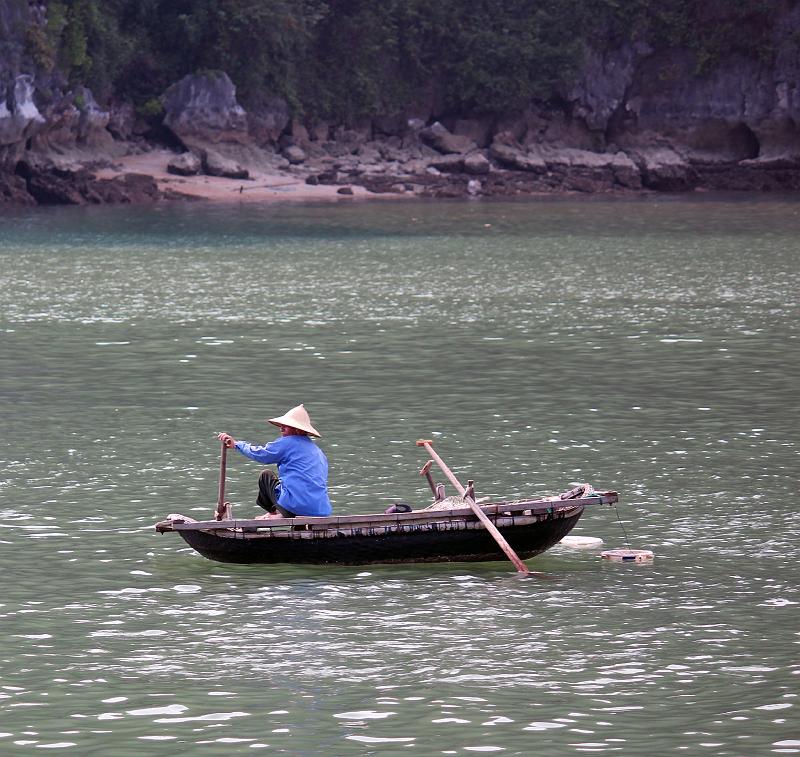 Vietnam-12-Unterkoefler-2013.jpg - Fisher in the emerald water of Ha Long (Photo by Alexander Unterköfler)