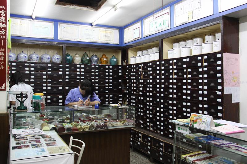 China-37-Unterkoefler-2012.JPG - Pharmacy in Guilin (Photo by Dieter Unterköfler)