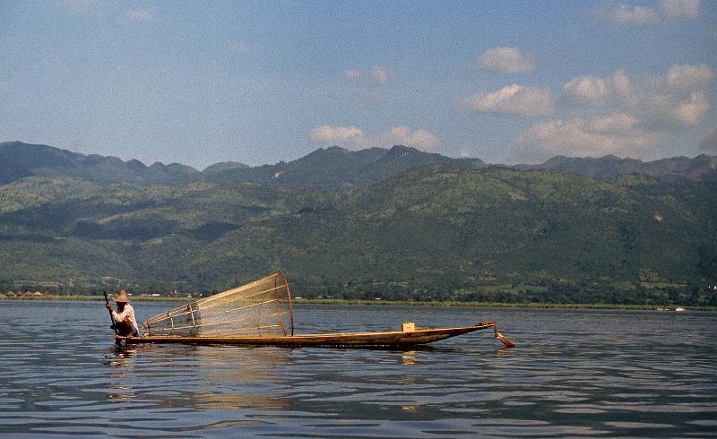 Burma-02-Seib-2002.jpg - Fisherman on the Inle Lake, Shan state (© Roland Seib)