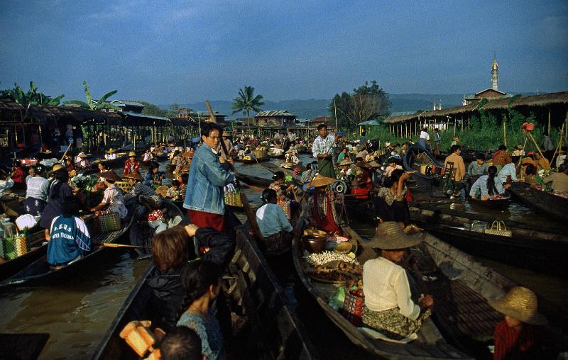 Burma-05-Seib-2002.jpg - Floating market (© Roland Seib)