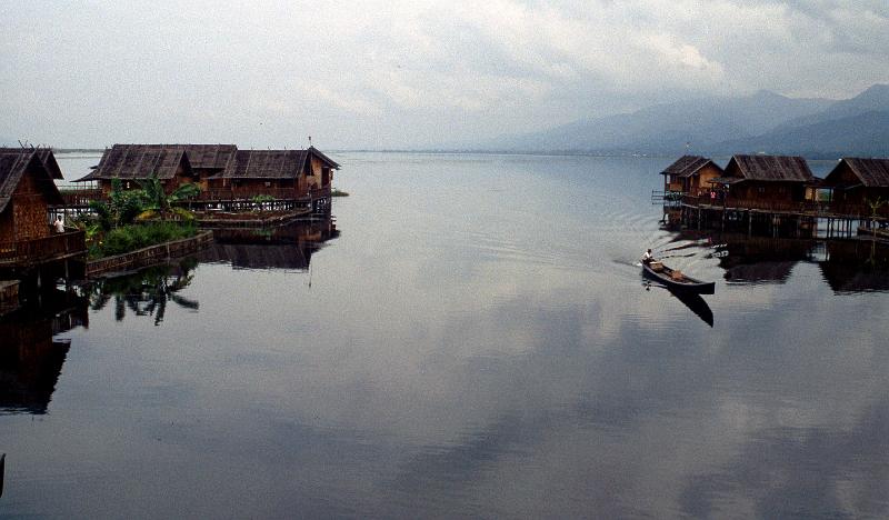Burma-08-Seib-2002.jpg - Floating hotel (© Roland Seib)