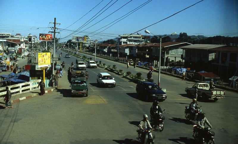 Burma-14-Seib-2002.jpg - Taunggyi township (© Roland Seib)